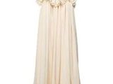 robe beige avec des volants et de la dentelle au bas de la robe