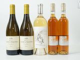 trois bouteilles de vin posées l'une à côté de l'autre sur une table