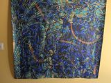 un tableau accroché au mur d'une pièce
