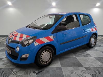 la photo d'une petite voiture bleue garée dans un garage