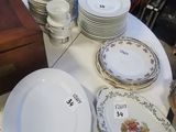une table sur laquelle se trouvent beaucoup d'assiettes et de bols