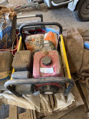 un petit chariot rempli d'outils posé par terre