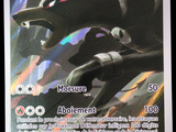 un gros plan d'une carte Pokémon avec une illustration en noir et blanc