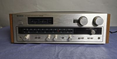 une photo d'une chaîne hi-fi Sony posée sur une table