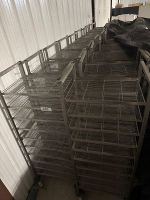 beaucoup de cages posées par terre