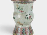 un vase blanc orné d'un motif floral
