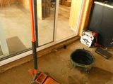 un scooter posé au milieu d'une pièce