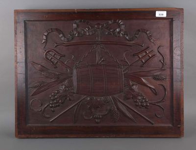 une plaque en bois sur laquelle est représenté un bateau