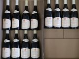 plusieurs bouteilles de vin dans une caisse sur la table