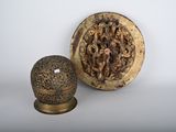deux vases posés l'un à côté de l'autre sur une table