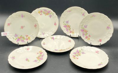 six assiettes en porcelaine ornées de motifs floraux, posées sur une table