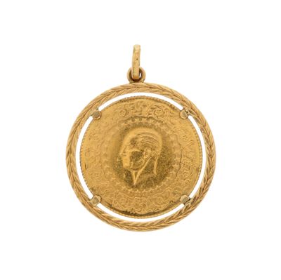 gros plan d'une pièce d'or sur fond blanc