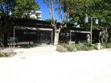 un bâtiment qui abrite un restaurant donnant sur la rue