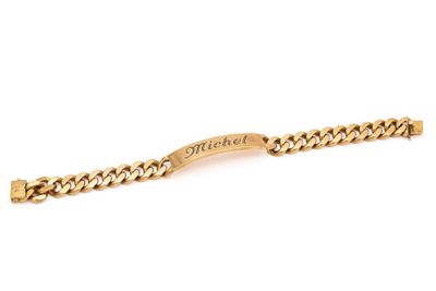 un bracelet en or orné d'une chaîne à maillons