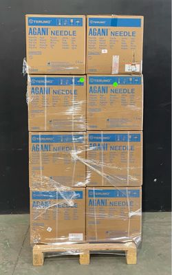 Plusieurs cartons d'aiguilles Aran sont empilés sur une palette