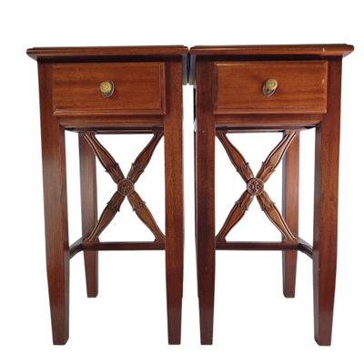 une paire de tables d'appoint en bois avec des tiroirs de chaque côté