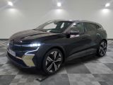 Le nouveau SUV Volkswagen e-TRC est exposé dans un showroom.