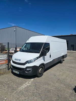 une camionnette blanche garée dans un parking