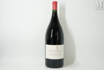 une bouteille de vin posée sur une table