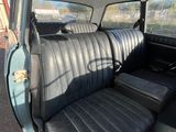 l'intérieur d'une voiture avec des sièges en cuir noir et une portière ouverte