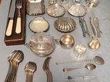 une table avec beaucoup d'argenterie