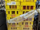 une caisse jaune posée au milieu d'un entrepôt