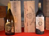 trois bouteilles de vin sont posées l'une à côté de l'autre sur une table