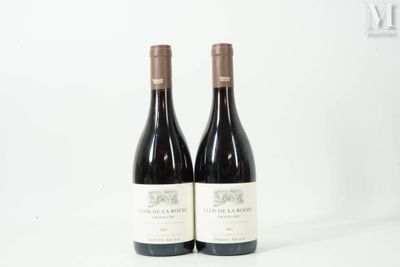 deux bouteilles de vin posées sur une table blanche