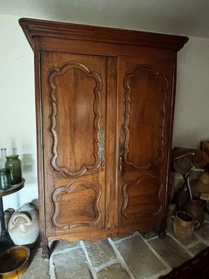 un grand meuble en bois dans le coin d'une pièce
