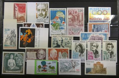 de nombreux timbres différents exposés dans une vitrine