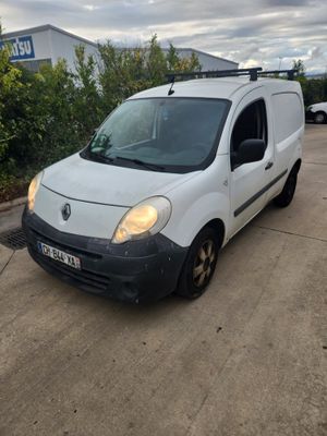 la camionnette blanche est garée sur le côté de la route