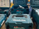 Plusieurs outils Makita sont posés par terre dans une pièce