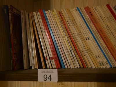 une étagère remplie de livres sur lesquels est apposée une étiquette de prix