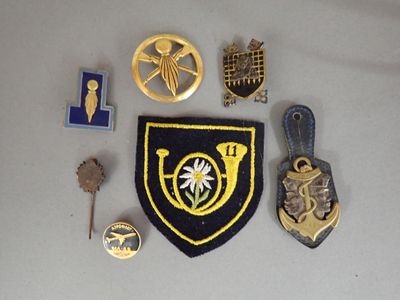 a lot of badges that are on a table