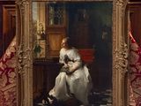 une photo d'une femme assise sur une chaise devant un miroir
