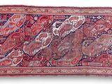 un ancien tapis persan à motifs rouges et bleus