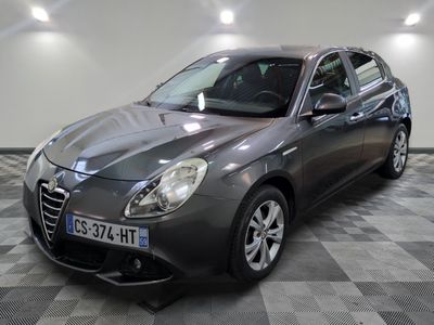 la photo d'une voiture garée dans un garage