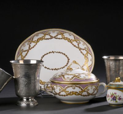 une tasse et une soucoupe en argent, une tasse en argent et une tasse et une soucoupe en argent, ainsi qu'une tasse et une soucoupe en argent sur fond noir