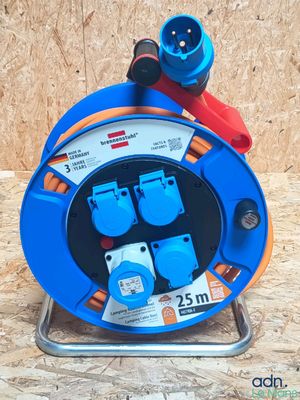 un tuyau bleu et orange posé sur un support métallique
