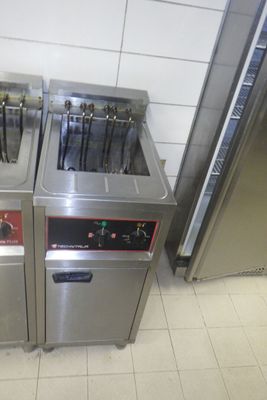 deux friteuses placées l'une à côté de l'autre dans une cuisine