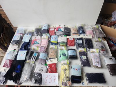 Lot d'environ 40 chaussetes de differentes tailles et marque…