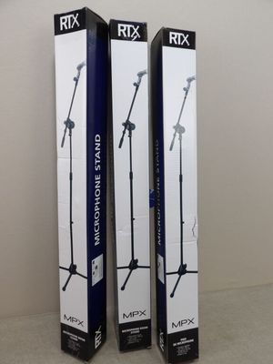 deux cartons contenant des pieds de micro posés sur une table