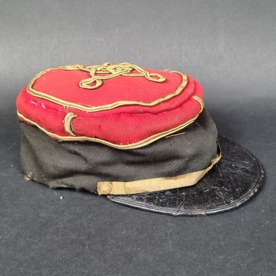 un chapeau rouge et noir posé sur un chapeau noir
