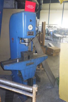 une machine bleue qui se trouve dans une pièce