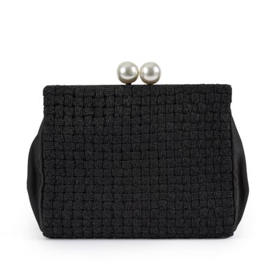 une pochette noire ornée de perles sur le dessus