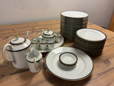 beaucoup d'assiettes et de tasses sur la table