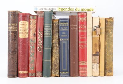 de nombreux livres alignés sur une étagère