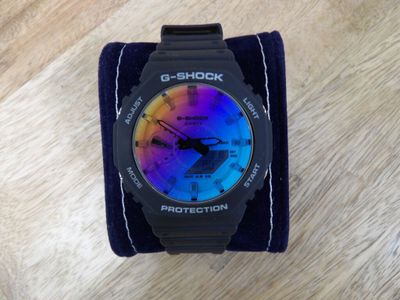 une montre posée sur un tissu bleu