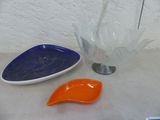 trois bols et un vase sur la table