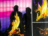 quatre photos différentes montrant des personnes rassemblées autour d'un feu de camp